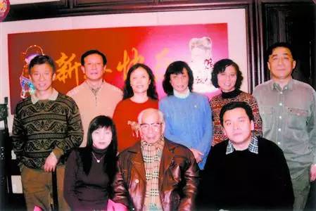 图片说明:王一平(前排中间)和家人