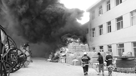 黄骅一仓库突发火灾 28名官兵3小时才扑灭