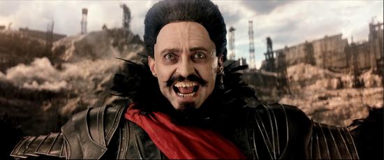 休·杰克曼饰演反派黑胡子海盗面露杀气