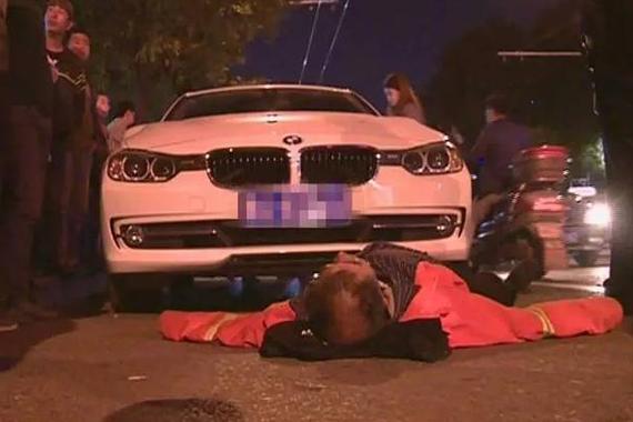 环卫老人遭宝马女持狗链狂抽 裤子被打掉