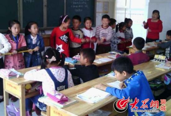 聊城市嘉明开发区第一实验小学一二年级学生虽然没有数学课,但每周有一节“特殊数学课程”:老师会设置相应教学情境,真正让学生参与到课堂活动中。(大众网记者 王新 摄)