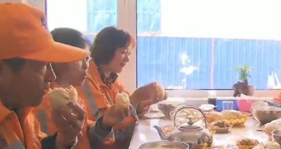 目前已經(jīng)初步篩選確立了30家餐飲單位作為首批環(huán)衛(wèi)工愛心店(視頻截圖)