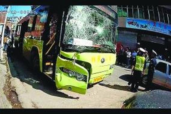 公交车行驶中司机死亡 乘客将车刹住