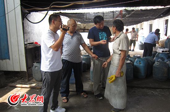 濟(jì)南警方查獲一起制作販賣有毒粉條案件,當(dāng)場抓獲3名嫌疑人。