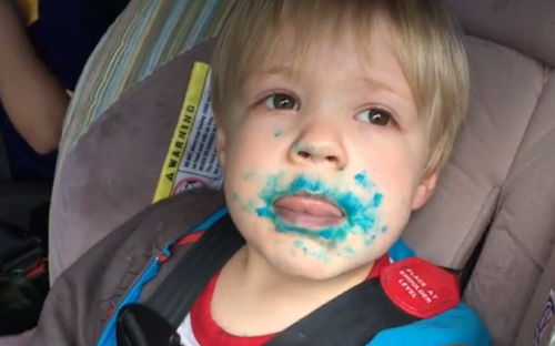 美国纽约一名叫杰克的小男孩虽然满嘴蓝色糖霜，却拒不承认自己吃了蛋糕。