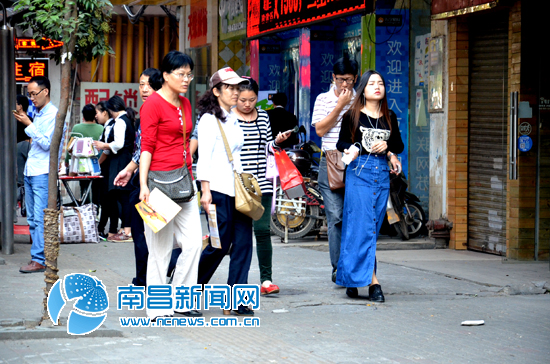 爱美女士依旧穿着裙子
