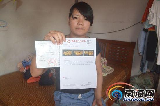 何美青拿著計生證明和醫生開具的懷孕B超診斷單