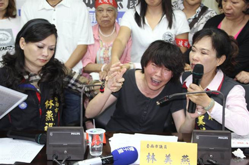 韩母在记者会现场失控，放声大哭。（图自台湾“中时电子报”）