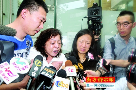 死者妻子(左二)昨日抵港,痛哭要求真相。