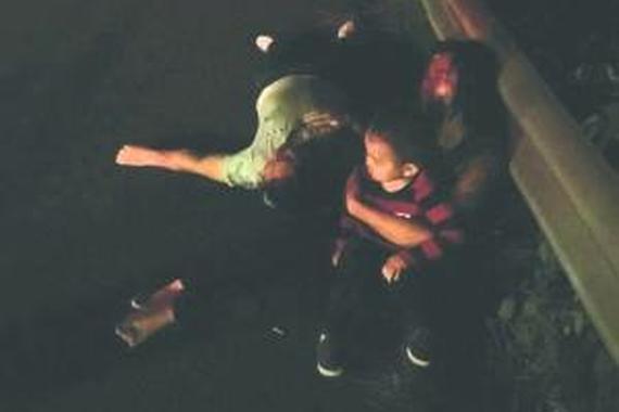 小伙高速上砸车救一家人 几秒后车子爆炸