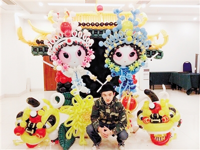 重庆小伙自学编气球当造型师 年收入超80万