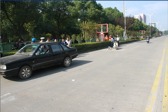 女子骑车低头致追尾 竟将轿车撞出5米远