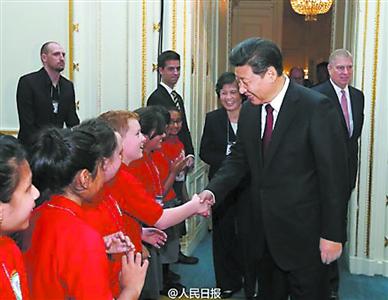 22日，习近平与孔子学院学生握手。