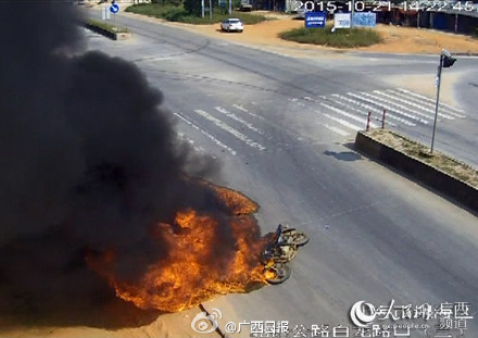 北海小车摩托相撞 摩托车爆燃|小车撞爆摩托