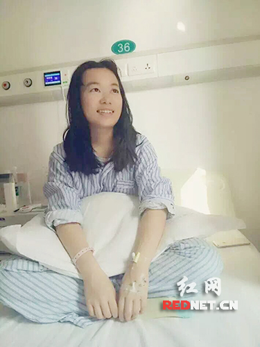 病床上的李泽瑶仍开朗乐观。