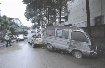 成都僵尸车将被拖移 买新车或不能上户_成都汽