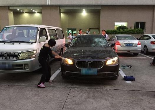 10 月 19 日下午六点多，一中年女子在景田一停车场内用铁锤怒砸宝马。