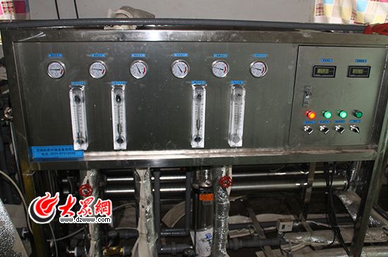 警方在現場查獲一套凈水設備,犯罪分子在凈水工藝中加入工業火堿,銷售給水產商。