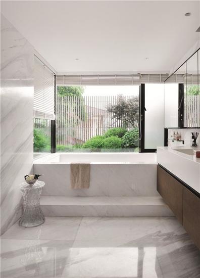 主人的大浴室窗外有绿色景观，在此沐浴泡澡都可以欣赏自然之气。