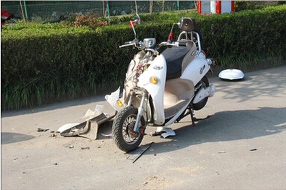 女子骑车低头拿手机致追尾把轿车撞出5米