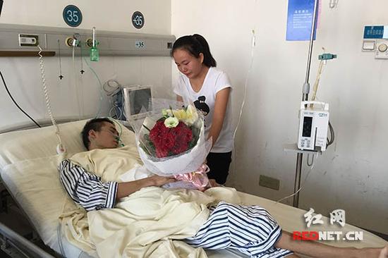 吴伟在病床上拿着鲜花向付娟求婚