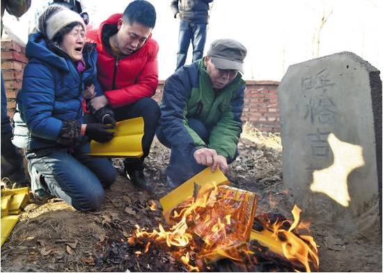 去年12月15日，呼格吉勒图被宣告无罪后，父母到他的坟前祭扫。新华社 发