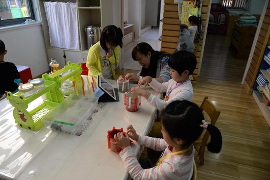 孩子们在自主学习