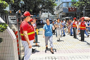 日前，红岭小学家长义工在维持放学秩序。（资料图片）