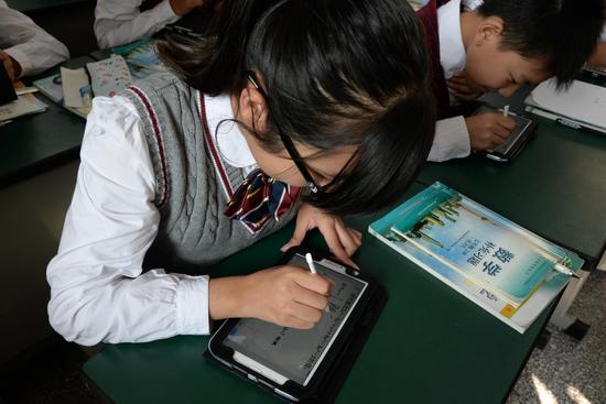 课堂上，学生用平板做题