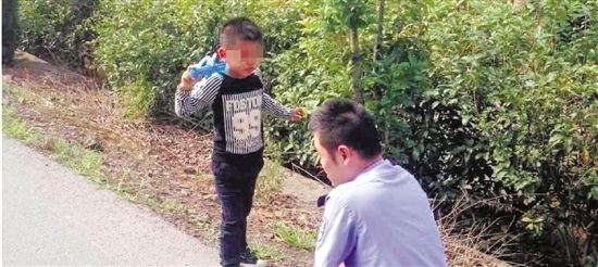 曾祖母一句玩笑 5岁男孩背着宝剑负气出走