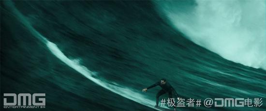 《极盗者》埃德加•拉米雷兹惊险冲浪