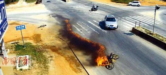 小汽车撞飞摩托车 漏油滑行突爆燃|小车撞爆摩托