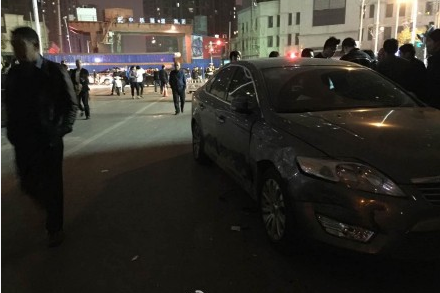 鄭州寶馬SUV失控連環(huán)撞翻6人 造成1死5傷