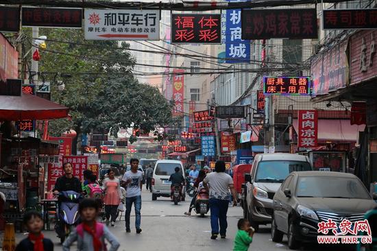 都市村莊的街道總是熙熙攘攘