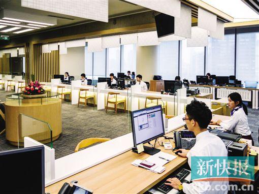 ■韩国签证申请中心(广州)正式启用,工作人员正在工作中。 通讯员供图