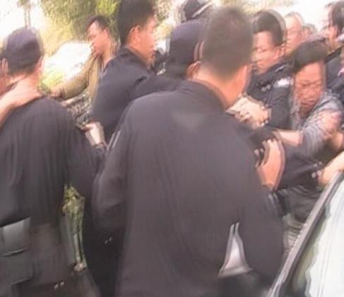 【扬州民警执法遭大妈团围攻 5名警员受伤. 