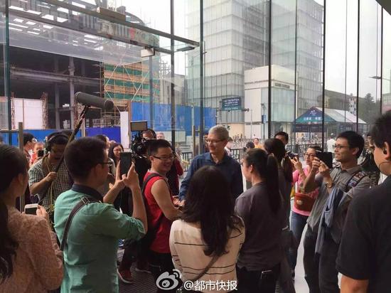 库克在杭州苹果西湖店于消费者合影(图片来源于微博)