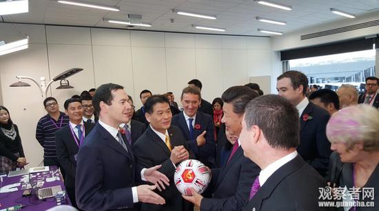  习近平 访问 曼城 前捧曼联足球 英官员称维护和