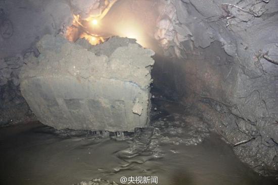 山东省莱州市人民政府新闻办公室官方微博23日夜间发布消息称，截至23日22时，救援人员在山东黄金盛大铁矿地表塌陷事故现场清理淤积巷道120米，发现一名遇难者遗体。