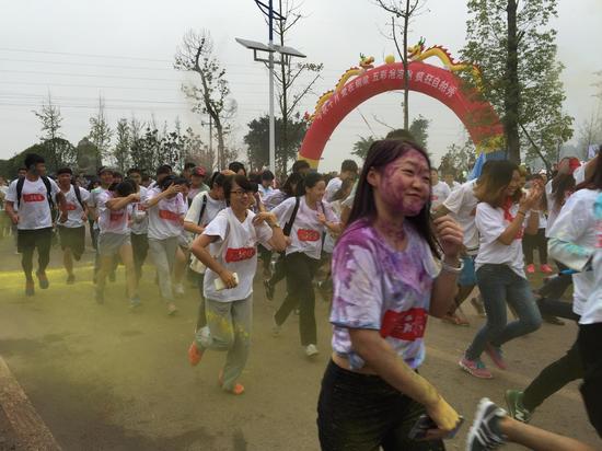 重庆大学生铜梁五彩泡泡跑 西南大学夺魁