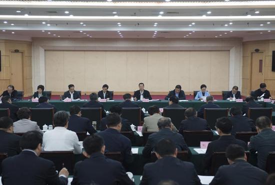 10月22日至23日，中共中央政治局常委、国务院副总理张高丽在山东调研扶贫工作情况。这是10月23日，张高丽在菏泽市主持召开扶贫工作座谈会。新华社记者 王晔 摄
