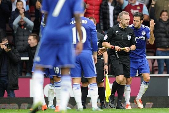 小法对主裁表示不满