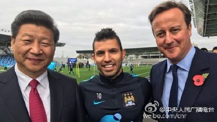 习近平参观曼城俱乐部 获赠曼城1号球衣(图)|习