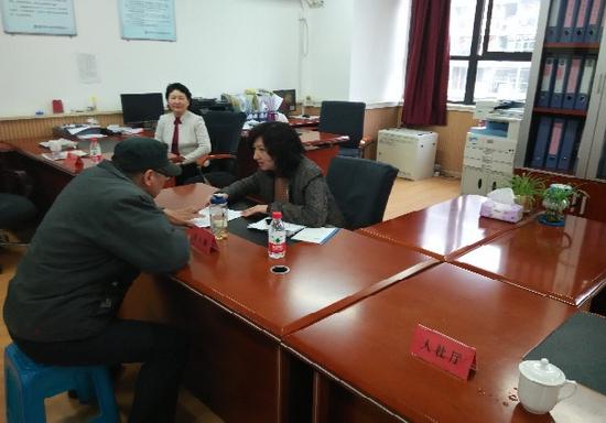 2015年3月15日,福建省人力资源和社会保障厅副厅长黄小梅接待上访群众