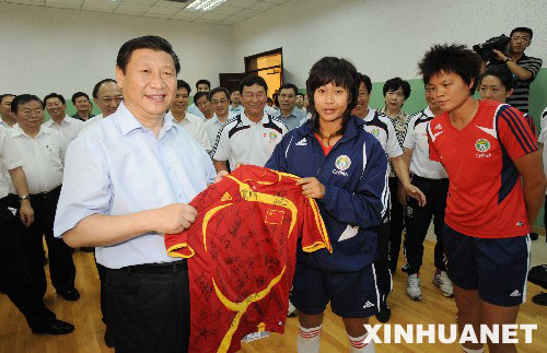 习近平的球衣收藏:足球队服居多巨星云集(图)|
