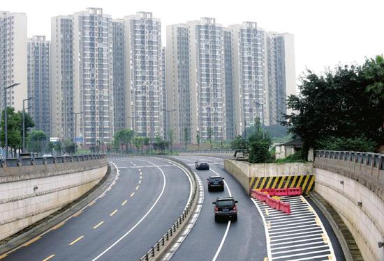 成都红星路南延线中和段下穿路口因一栋小楼“阻挡”,三车道变一车道