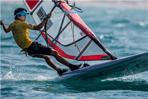 2015帆板世锦赛：陈佩娜夺冠创历史 王爱忱摘银