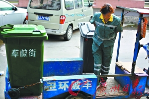 放下斜板可以拖着垃圾桶上车,减轻了环卫工劳动强度
