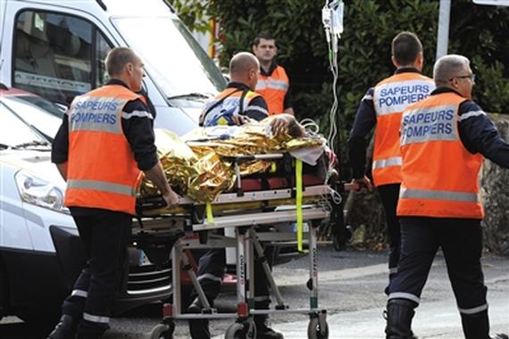 法国客货车相撞43人死亡 30年最惨车祸