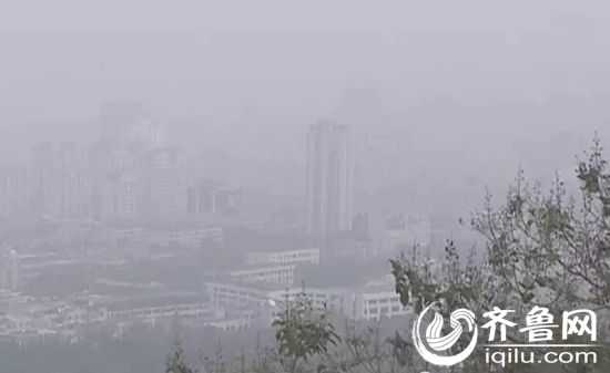 记者登上了千佛山的山顶,虽然已经出太阳了,但整个济南城仍然被笼罩在一片灰蒙蒙当中。